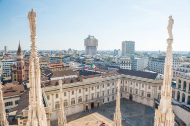 Duomo Katedrali ve Milano kenti görünümüne üstüne beyaz heykeli