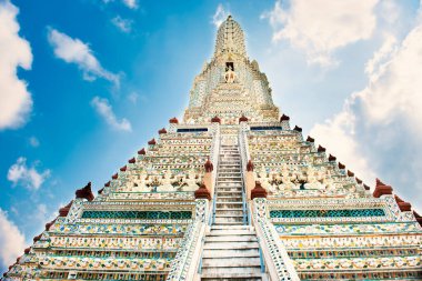 Ana Wat Arun 'un önü mavi gökyüzü arkaplanındaki merdiven ve heykellerle doluydu. Bangkok, Tayland 'da mimari dönüm noktası