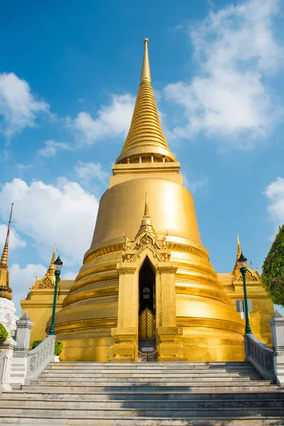 在翡翠佛寺附近的Phra Rattana Chedi金塔景观 Grand Palace Bangkok Thailand — 图库照片