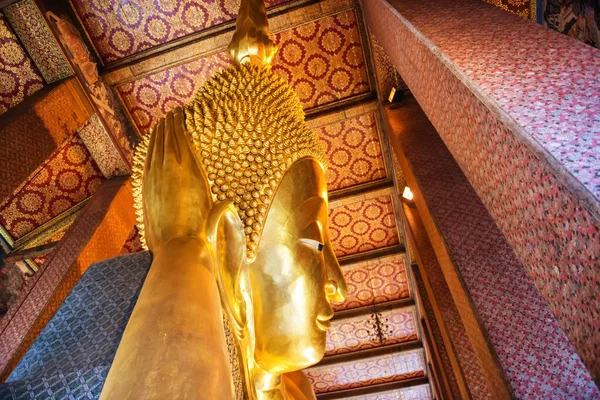 Widok Duży Złoty Posąg Leżącego Buddy Świątyni Wat Pho Bangkok — Zdjęcie stockowe