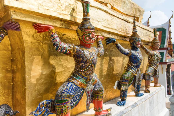 エメラルド仏寺の黄金のチェディで人間と猿の警備員の像 バンコクの王宮複合施設 — ストック写真