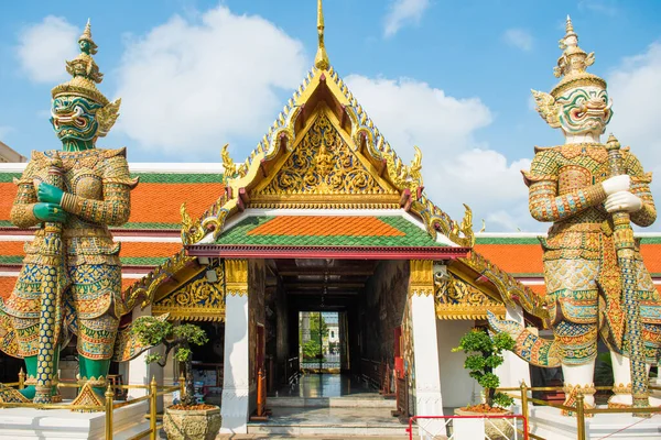 明亮的色彩和金光闪闪的大门装饰着两个神话中的恶魔守护者 Grand Palace Bangkok Thailand — 图库照片