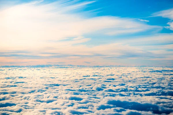 Вид Повітря Блакитне Небо Шарами Білих Пухнастих Кумулів Циркових Хмар — стокове фото