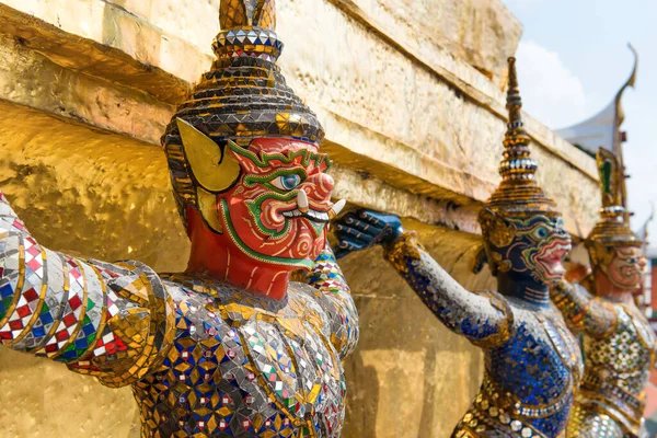 Statue Guardie Umane Scimmie Chedi Oro Nel Tempio Buddha Smeraldo — Foto Stock