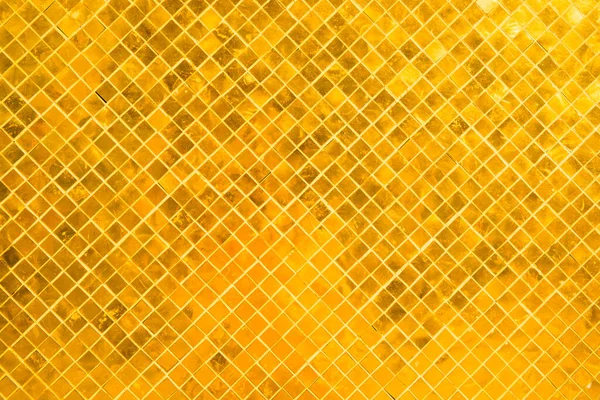 Nahaufnahme Der Wandoberfläche Mit Vielen Gold Glänzenden Mosaikquadraten Als Metallischer — Stockfoto