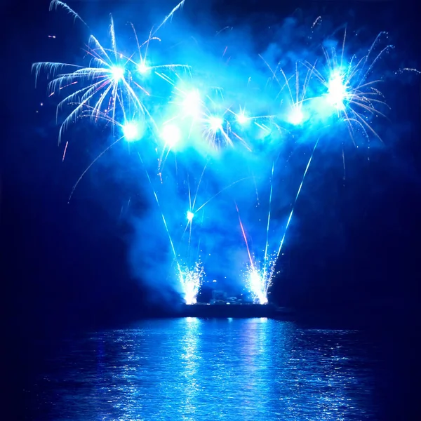 Fuegos Artificiales Colores Azules Fondo Del Cielo Negro Celebración Festiva — Foto de Stock