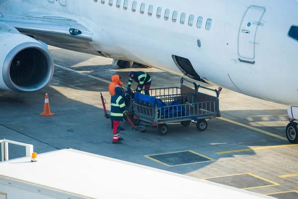 Obsługa Transportu Biznesowego Międzynarodowym Lotnisku Załadunek Ładunku Płaszczyznę Przed Lotem — Zdjęcie stockowe