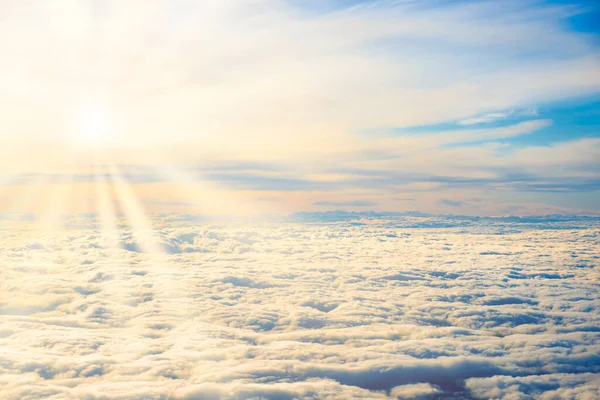 Вид Воздуха Голубое Небо Слоями Белых Пушистых Кучевых Перистых Облаков — стоковое фото