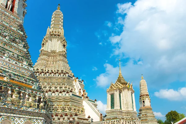 Boční Pohled Prangy Nebo Věže Wat Arun Architektonická Památka Bangkoku — Stock fotografie