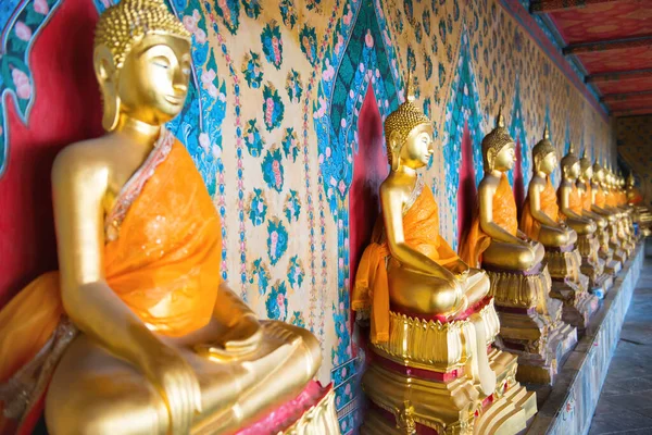 Perspectiva Las Estatuas Oro Fila Budas Sentados Templo Wat Arun — Foto de Stock