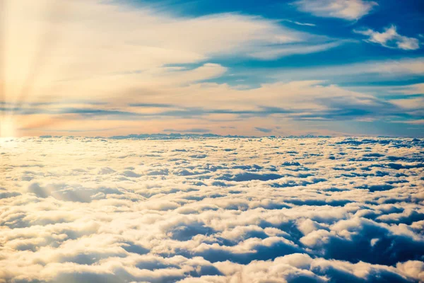 Luchtfoto Van Blauwe Lucht Met Lagen Witte Pluizige Cumulus Cirruswolken — Stockfoto