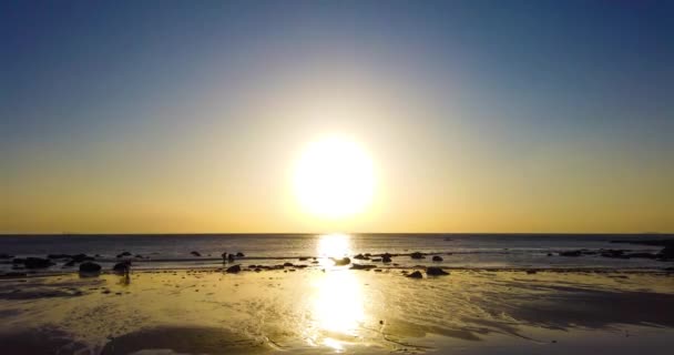 劇的な空とカラフルなふわふわの雲と海や海の上の美しい劇的な夕日のタイムラプス 4Kタイムラプスクリップ — ストック動画