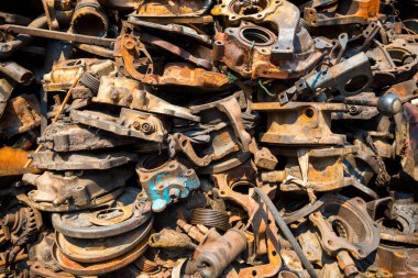 Eski paslı metal hurda yığınının yakın görüntüsü, kullanılmış makine parçaları ve araba parçaları mekanik endüstriyel arkaplan olarak kullanılabilir