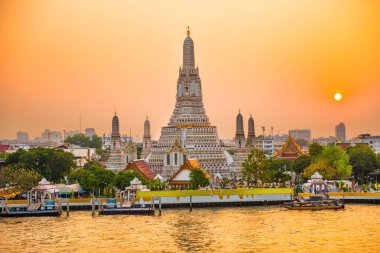 Gün batımında Chao Phraya nehrinin batı kıyısındaki güzel Şafak Tapınağı ya da Wat Arun ve Thonburi manzarası. Bangkok, Tayland