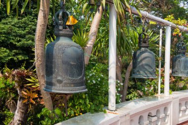 Bangkok, Tayland 'daki Budist tapınağında asılı büyük eski geleneksel çanlar.