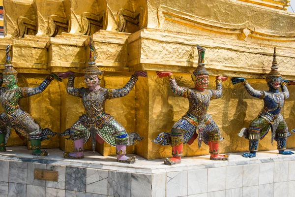 Statyer Människor Och Apor Vakter Vid Gyllene Chedi Temple Emerald — Stockfoto