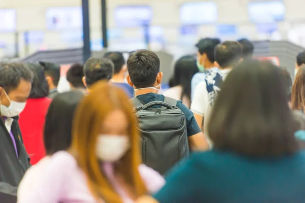 Menigte Van Mensen Maskers Wachten Luchthaven Tijdens Coronavirus Quarantaine — Stockfoto