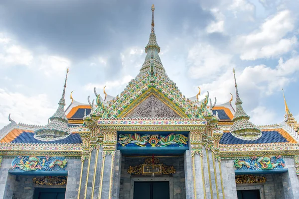 王宮の複合体にアマリンドラWinitchai玉座ホールを構築するビュー タイのバンコク — ストック写真