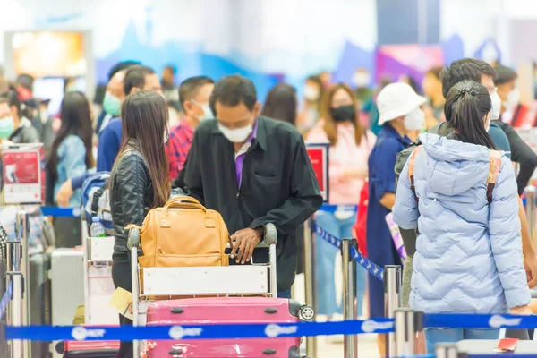 Menigte Van Mensen Maskers Met Bagage Wachten Rij Luchthaven Tijdens — Stockfoto