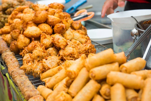 Νόστιμο Της Παραδοσιακής Ασιατικής Κουζίνας Ζεστά Τηγανητά Σνακ Στην Αγορά — Φωτογραφία Αρχείου