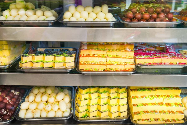 Vele Heerlijke Traditionele Indiase Zoetigheden Desserts Winkel Aziatische Voedselmarkt — Stockfoto