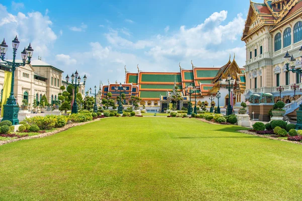 Vista Del Complejo Grand Palace Césped Verde Frente Chakri Maha —  Fotos de Stock