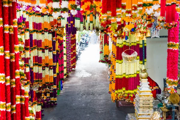 Wiele Indyjskich Girlandy Kolorowych Kwiatów Świątyni Dekoracji Ceremonii Wiszące Azjatyckim — Zdjęcie stockowe