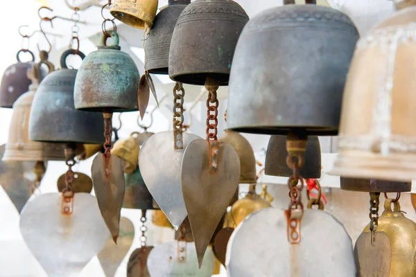 Nahaufnahme Von Vielen Kleinen Metallglocken Hängen Buddhistischen Tempel Religiöses Symbol — Stockfoto