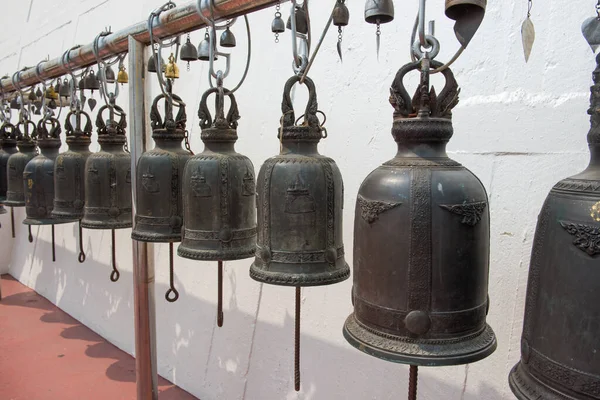 Řada Velkých Starých Tradičních Náboženských Zvony Visí Buddhistickém Chrámu Bangkoku — Stock fotografie