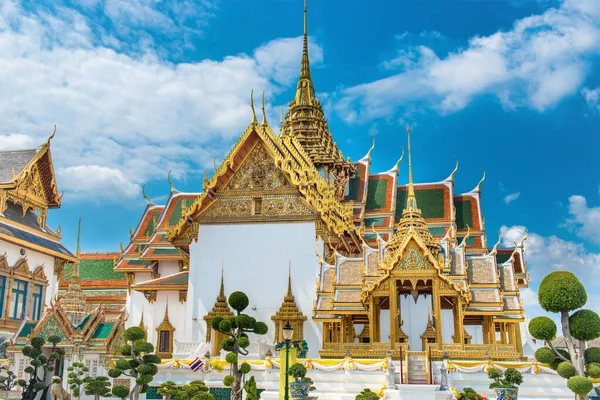 大殿建筑群 观景为Aphorn Phimok Prasat Pavilion和Dusit Maha Prasat Hall 泰国曼谷 — 图库照片