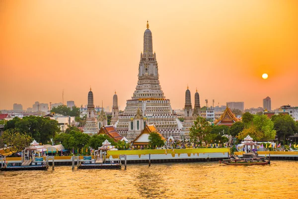 夕阳西下 朝弗拉亚河畔美丽的黎明寺或华特阿伦和通布里河西岸的风景 泰国曼谷 — 图库照片