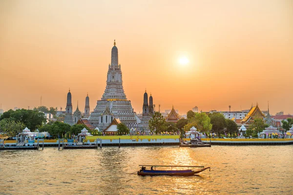 Vista Belo Templo Alvorada Wat Arun Barcos Rio Chao Phraya — Fotografia de Stock