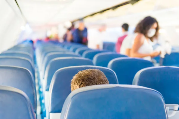 Lege Vliegtuig Interieur Met Weinig Mensen Stewardess Tijdens Coronavirus Pandemie — Stockfoto
