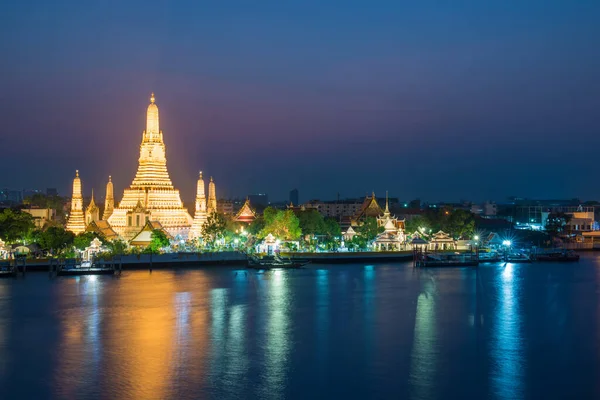 Nachtbeleuchteter Tempel Der Morgendämmerung Oder Wat Arun Und Seine Spiegelung — Stockfoto