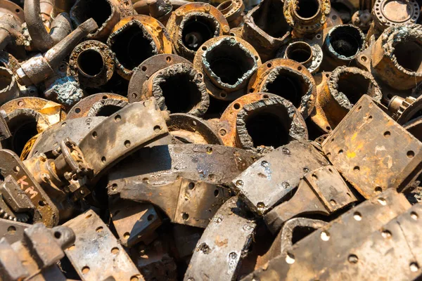 Eski Paslı Metal Hurda Yığınının Yakın Görüntüsü Kullanılmış Makine Parçaları — Stok fotoğraf