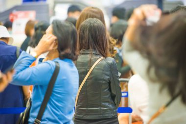 Coronavirus karantinası sırasında havaalanında bekleyen kalabalık.