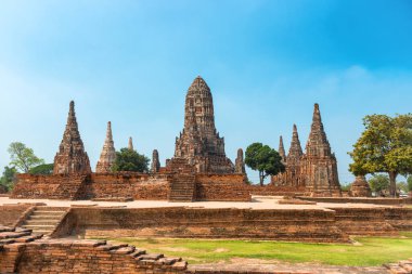 Eski Budist tapınağı Wat Chai Watthanaram 'ın tuğla kalıntıları. Ayutthaya, Tayland 'ın eski mimarisi