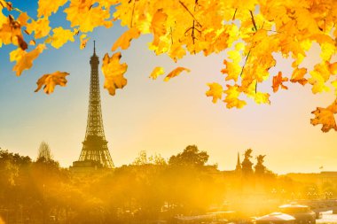Paris 'te Eyfel Kulesi ve Seine nehri ile güzel bir gün batımı turuncu sonbahar yapraklarıyla, Paris Fransa