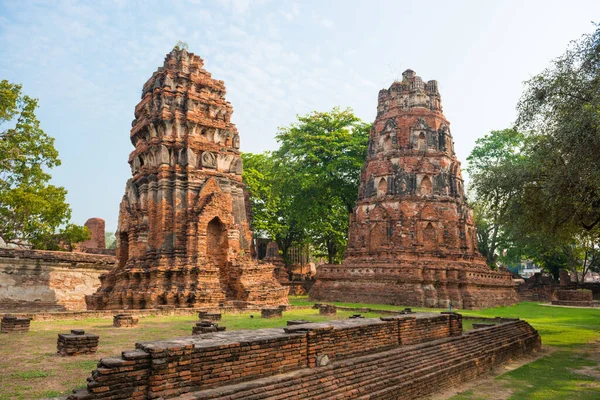 タイの歴史的 宗教的な建築 古いサイアムの首都アユタヤの遺跡 ワット マハのレンガ造りの遺跡への眺め — ストック写真