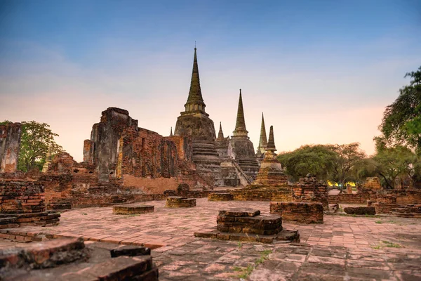 Noche Ruinas Ladrillo Del Antiguo Templo Budista Wat Phra Sanphet —  Fotos de Stock