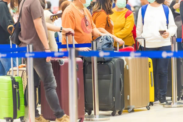Menigte Van Mensen Met Bagage Wachten Rij Luchthaven Tijdens Coronavirus — Stockfoto