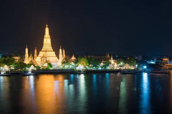 Nachtbeleuchteter Tempel Der Morgendämmerung Oder Wat Arun Und Seine Spiegelung — Stockfoto