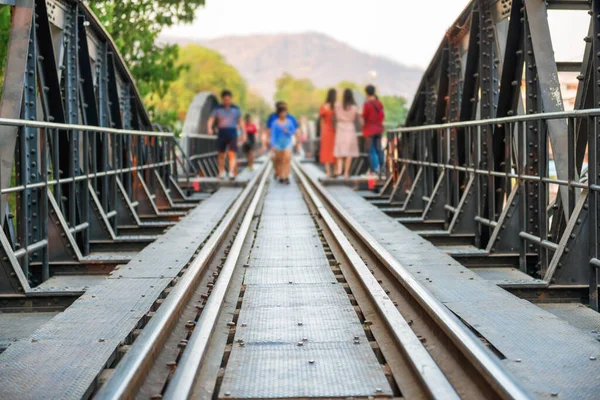 无法辨认的人走在葵江旧铁路桥的铁轨上 泰国Kanchanaburi — 图库照片