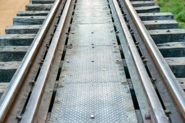 Järnvägsspår Med Träsliprar Och Rostiga Räler Vid Gamla Järnvägsbron — Stockfoto