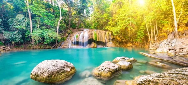 Panorama Paisaje Tropical Con Hermosa Cascada Bosque Lluvioso Salvaje Con —  Fotos de Stock