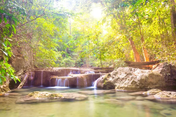 Tropická Krajina Krásnými Kaskádami Vodopádu Zelených Stromů Lesích Divoké Džungle — Stock fotografie