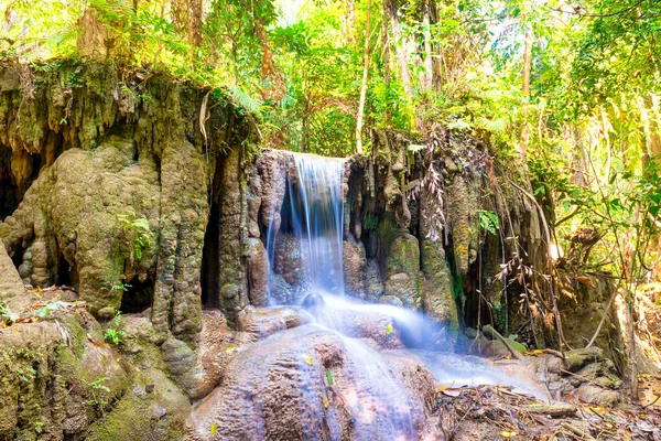 Tropická Krajina Krásným Vodopádem Skálami Divokém Zeleném Pralesním Lese Národní — Stock fotografie