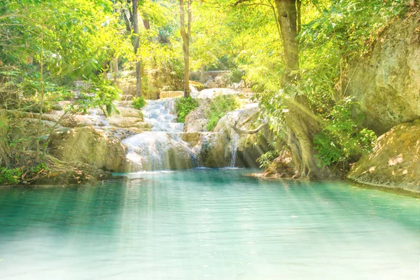 Tropisch Landschap Met Prachtige Waterval Smaragdgroen Meer Groen Wild Oerwoud — Stockfoto