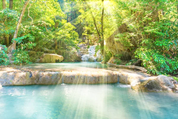 野生のジャングルの森の中の滝や緑の木の美しいカスケードと熱帯の風景 台湾国立公園 カンチャナブリ — ストック写真