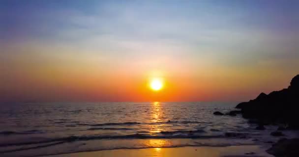 Timelapse Belo Pôr Sol Dramático Sobre Mar Oceano Com Céu — Vídeo de Stock